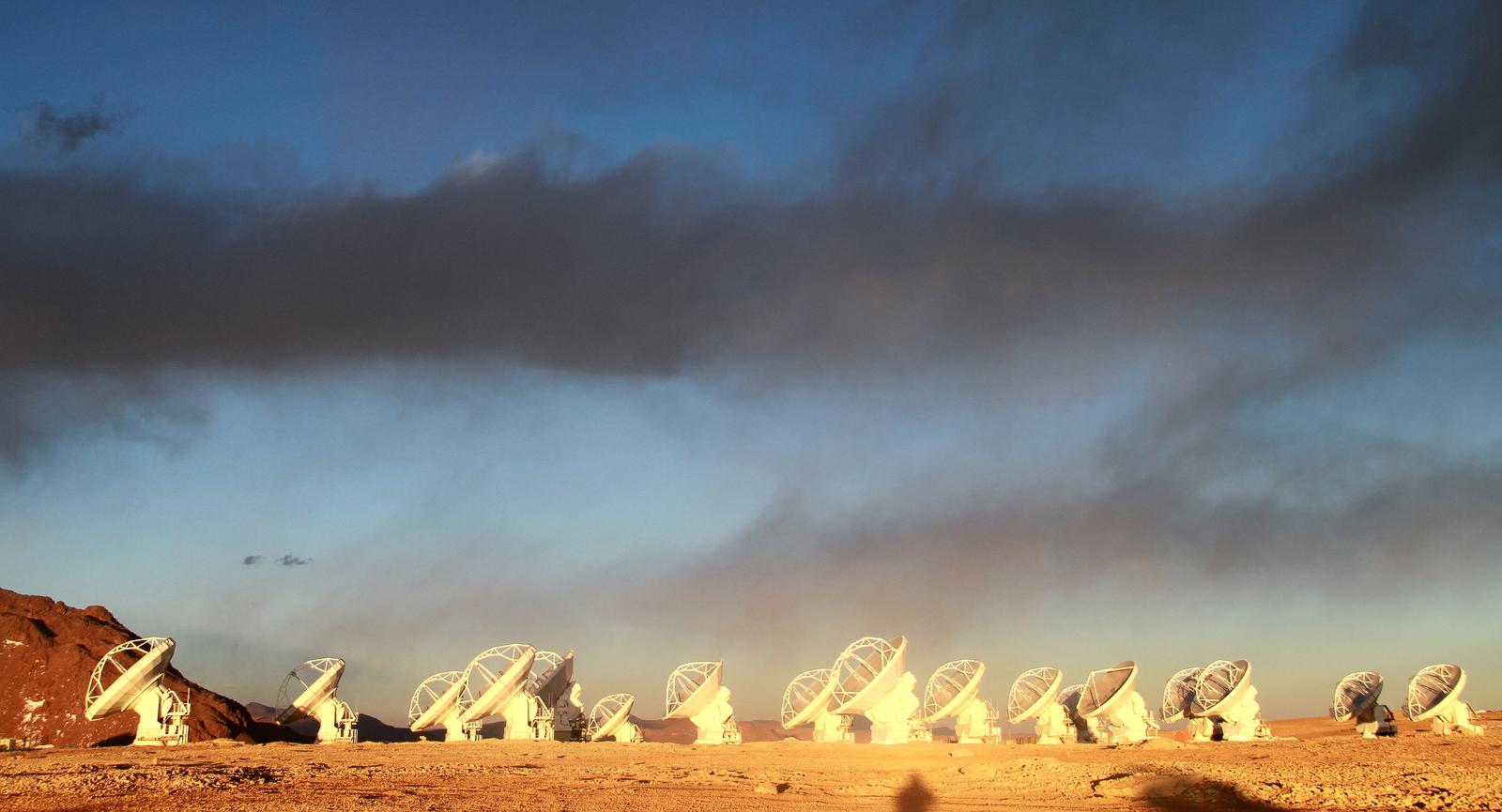 ALMA Arrayphoto by Jaime Guarda 7 Aug 2011 c ESO/NAOJ/NRAO